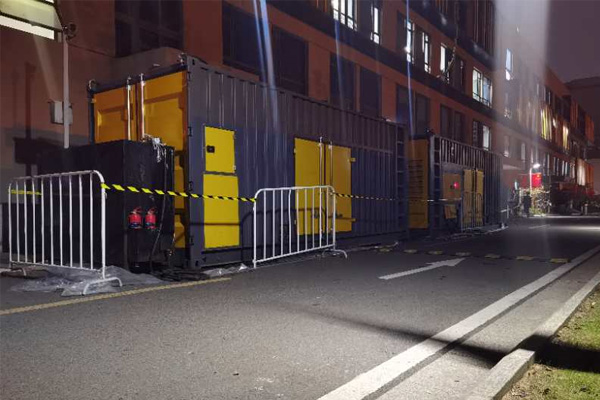 霞山柴油发电机组的输出电压是如何调节的？